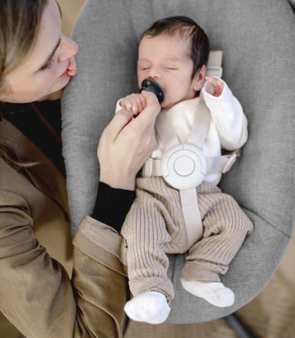 Nomi_Newborn_220916_8563_eCom Stokke Nomi Baby baza za stolicu - Newborn Set White / Grey - Image 4