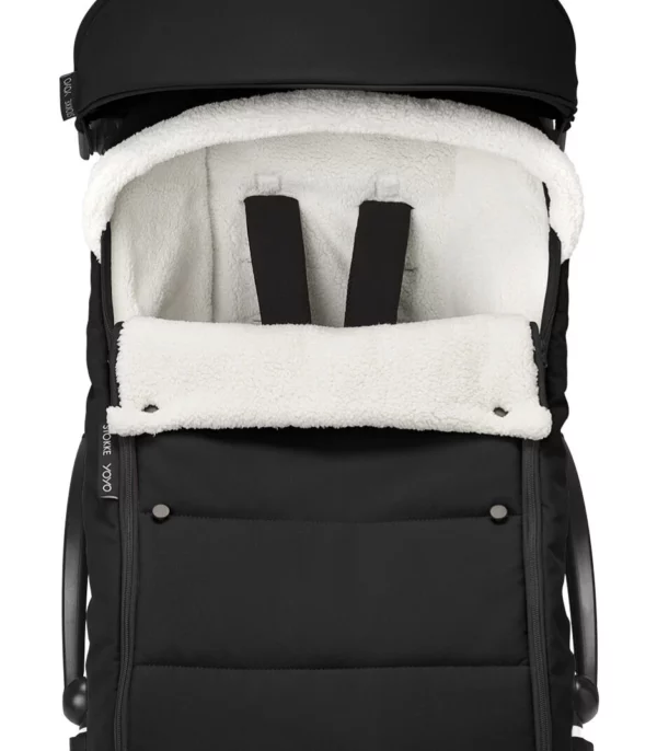 YOYO3_6PLUS_Black_FOOTMUFF_First Button detail_Front_0638_eCom Stokke YOYO³ Zimska vreća za kolica - Black - Image 8