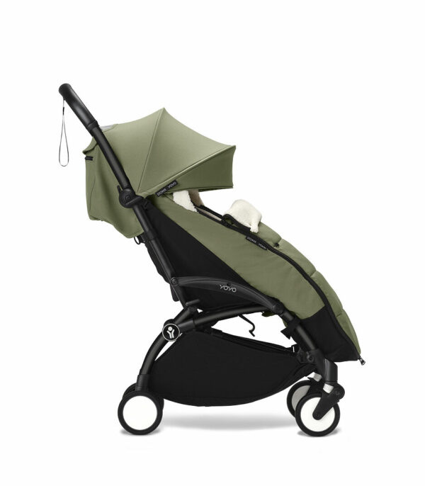 YOYO3_6PLUS_Olive_BlackFrame_Profile_Footmuff_0271_eCom Stokke YOYO³ Zimska vreća za kolica - Olive - Image 3