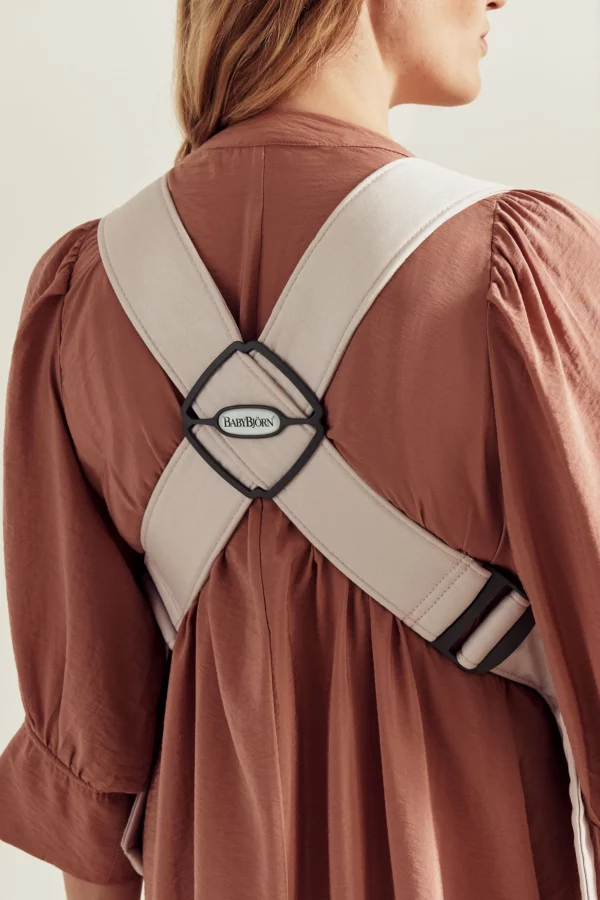 download (22) BabyBjörn Nosiljka za bebe Mini - Light Beige, 3D Jersey - Image 8