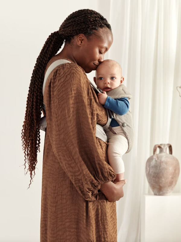 BJ02100205 BabyBjörn Nosiljka za bebe Mini - Grey Beige, 3D Mesh - Image 5