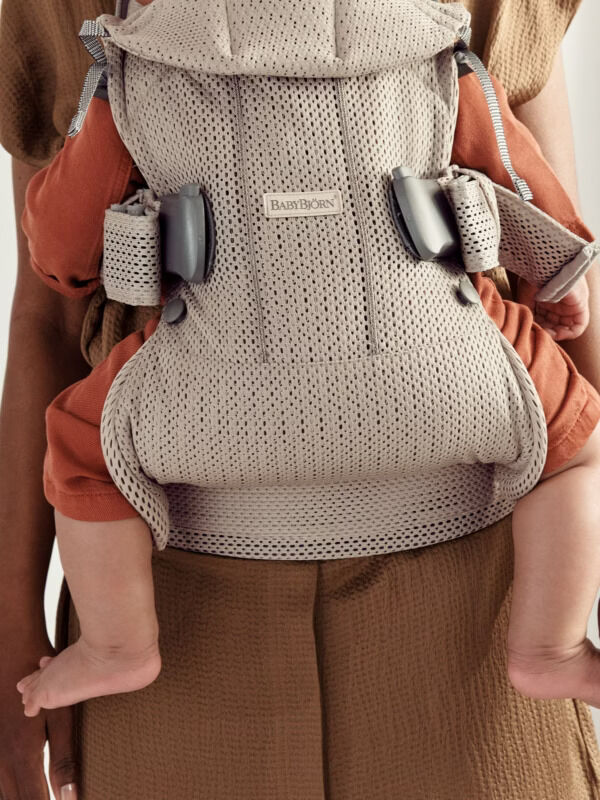 BJ0980027 BabyBjörn Nosiljka za bebe One Air – Grey Beige, 3D Mesh - Image 7