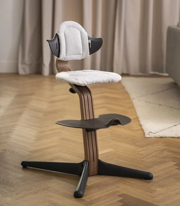 Nomi_Walnut-Black_Cush_NordicGrey_ 240718-6108_eCom Stokke® Nomi Dječija stolica hranilica – Walnut Black - Image 3