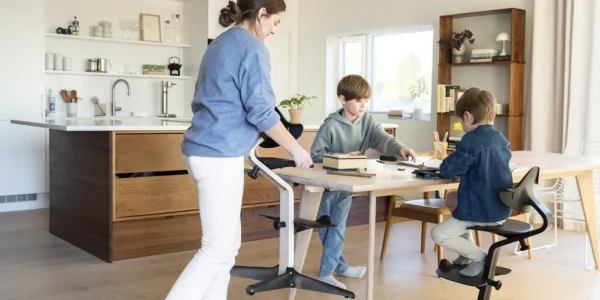 PDP_EmoGall-1400x700_Nomi_August23-2 Stokke® Nomi Dječija stolica hranilica – Walnut Black - Image 8