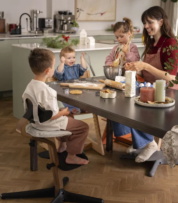 TrippTrapp-Natural_Nomi-Walnut_WW_240718-4736_eCom Stokke® Nomi Dječija stolica hranilica – Walnut Black - Image 2