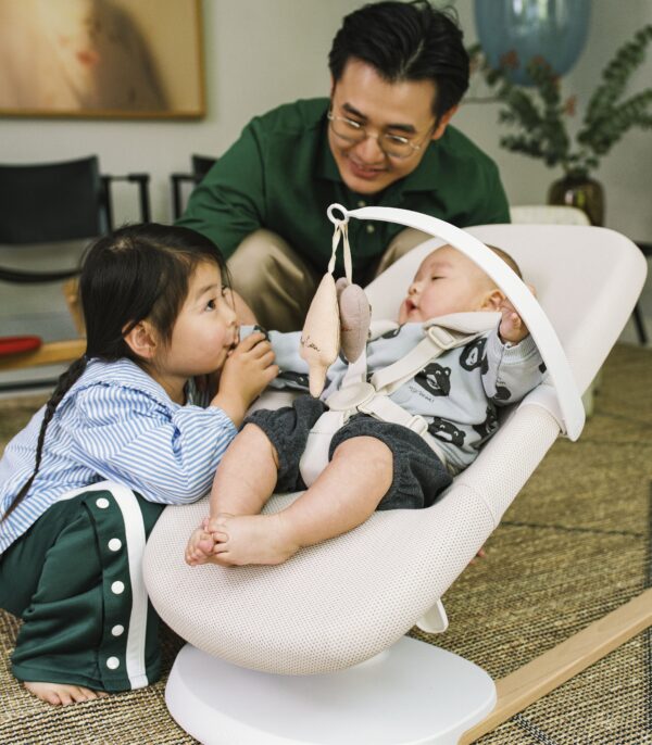 StokkeYoga_241120_1973_eCom Stokke YOGA Ležaljka i Njihalica za Bebe - Light Sand - Image 2