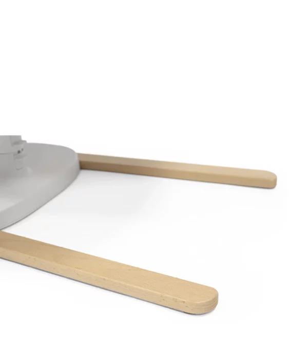 StokkeYoga_Bouncer_Leg-CloseUp_240923-8391_eCom Stokke YOGA Ležaljka i Njihalica za Bebe - Light Sand - Image 14