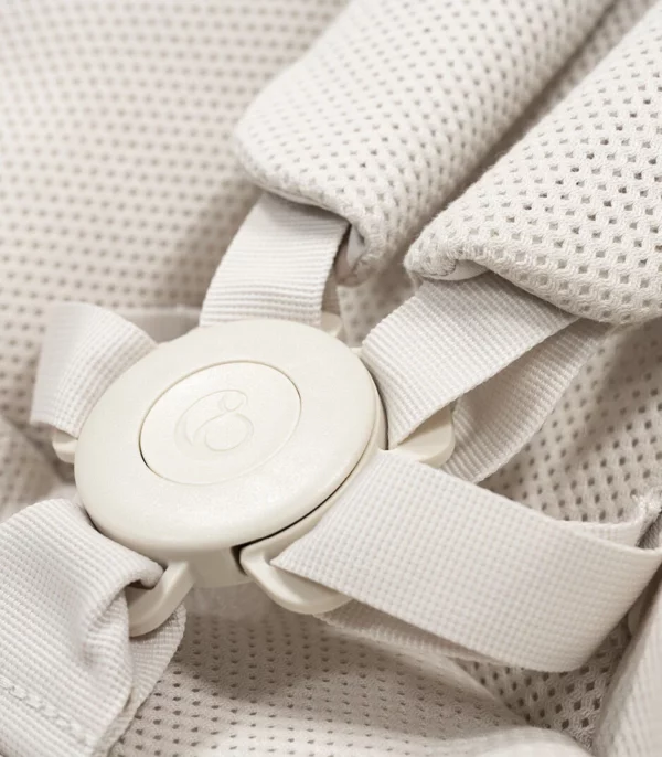 StokkeYoga_Bouncer_LightSand_Harness_CloseUp_240923-8364_eCom Stokke YOGA Ležaljka i Njihalica za Bebe - Light Sand - Image 8