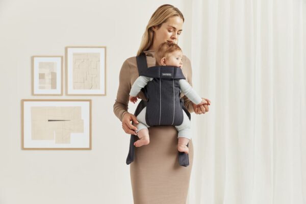 babybjörn nosiljka za bebe mini black, woven (copy) BabyBjörn Nosiljka za bebe Mini - Anthracite, 3D Mesh - Image 2