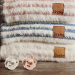 Elodie Plišana pletena dekica - Furry Knit Blanket, Berry Blue - Image 3
