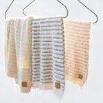 Elodie Plišana pletena dekica - Furry Knit Blanket, Berry Blue - Image 4